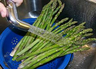 Cleaning asparagus under water